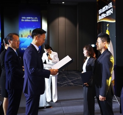 TUBYCON CEO Park Jehyun receiving the Prime Minister's Commendation on stage at the Korea Invention Day ceremony