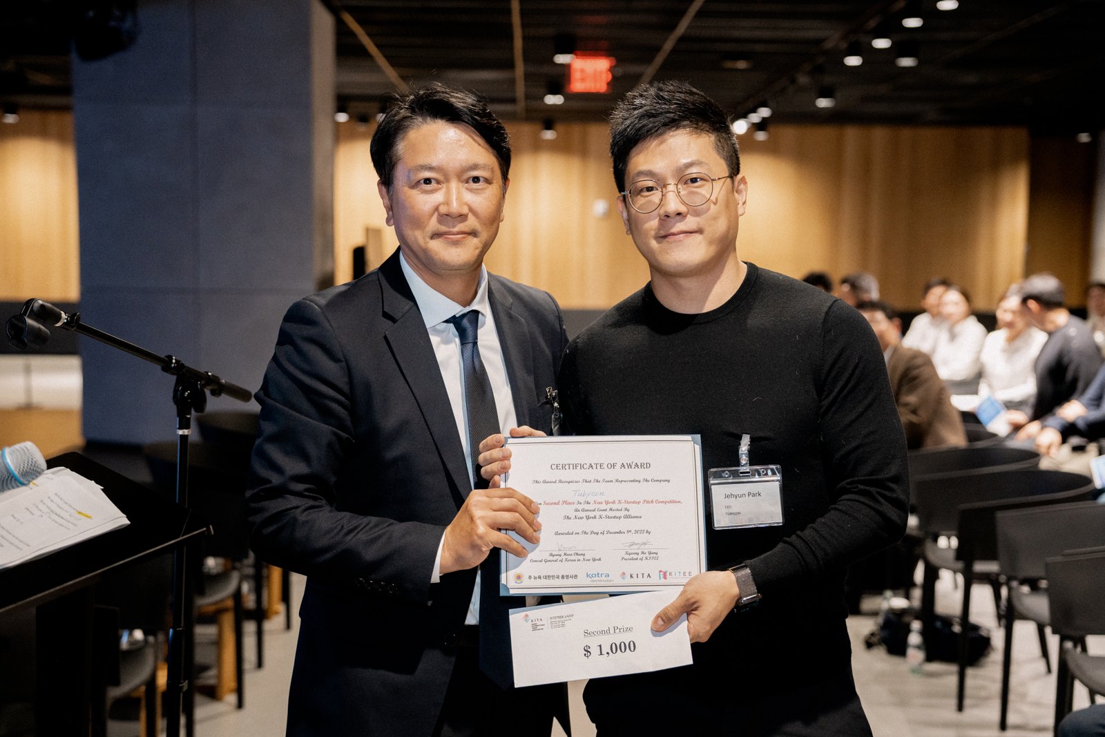 박제현 튜비콘 대표가 뉴욕 K-스타트업 피치 경진대회에서 2위 인증서를 받고 있다